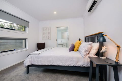 Albury Yalandra Apartment 1 - New Castle Holiday 6