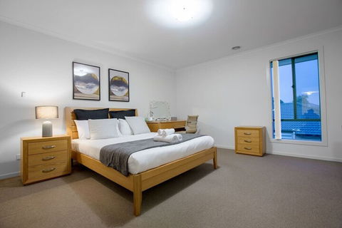 104 Sanctuary Lake Donatella Retreat - New Castle Holiday 4