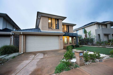 104 Sanctuary Lake Donatella Retreat - New Castle Holiday 1
