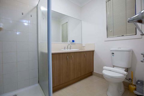104 Sanctuary Lake Donatella Retreat - New Castle Holiday 5