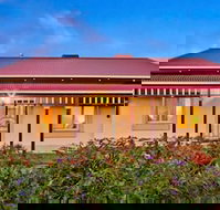 Adelaide 4 Bedroom House with Pool - New Castle Holiday