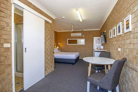 Coast Inn Motel - New Castle Holiday 5