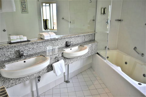 Grand Country Lodge Motel - New Castle Holiday 6
