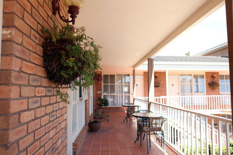 Summerhill Motor Inn - Adult Only - New Castle Holiday 0