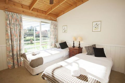 Beechworth Cedar Cottages - New Castle Holiday 4