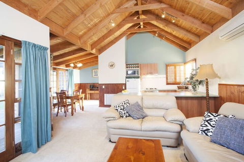 Beechworth Cedar Cottages - New Castle Holiday 1