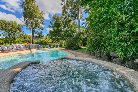 Beachfront Apartments On Trinity Beach - New Castle Holiday 3