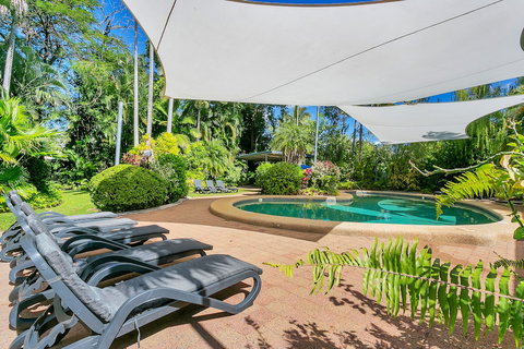 Beachfront Apartments On Trinity Beach - New Castle Holiday 5