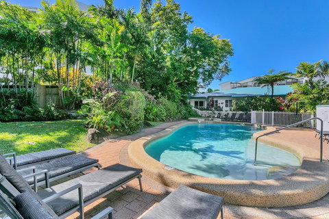 Beachfront Apartments On Trinity Beach - New Castle Holiday 4