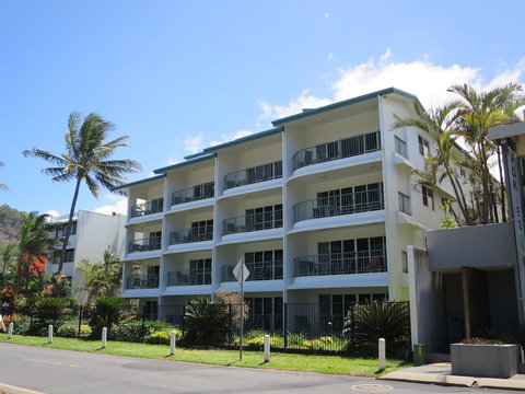 Beachfront Apartments On Trinity Beach - New Castle Holiday 1