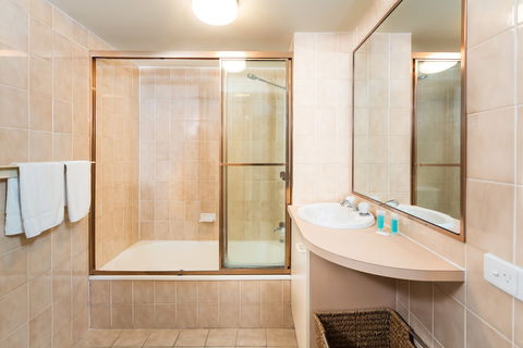 Burleigh Point Holiday Apartments - New Castle Holiday 5