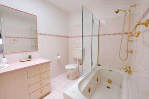 Whitesbeach Guesthouse - New Castle Holiday 2