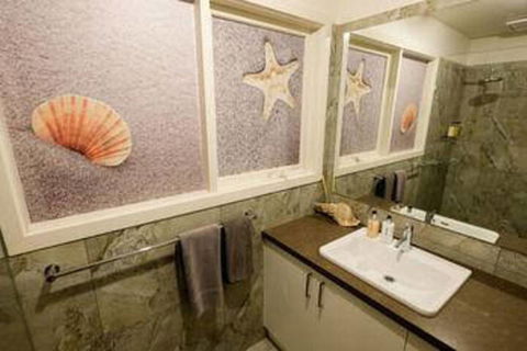 Whitesbeach Guesthouse - New Castle Holiday 0