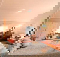 Hillview House - New Castle Holiday