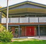 Red Door Beach House Marcoola Beach PET FRIENDLY FOXTEL WIFI 500 BOND Linen Supplied - New Castle Holiday