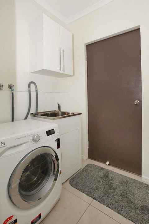 6 Petrie Ave Marcoola Pet Friendly Linen Supplied - New Castle Holiday 1
