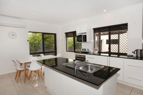 6 Petrie Ave Marcoola Pet Friendly Linen Supplied - New Castle Holiday 2