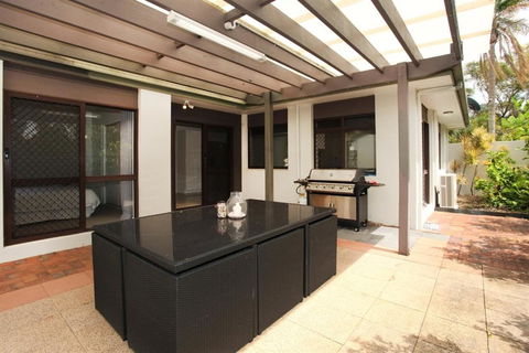 6 Petrie Ave Marcoola Pet Friendly Linen Supplied - New Castle Holiday 6