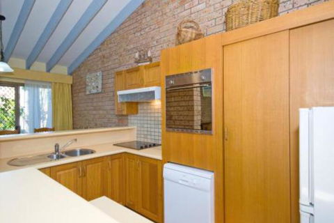 Gowrie Avenue Bay Parklands Townhouse 04 2 - New Castle Holiday 3