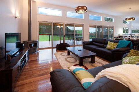 Alyonah Daylesford - New Castle Holiday 6