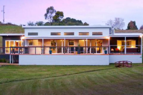 Alyonah Daylesford - New Castle Holiday 0