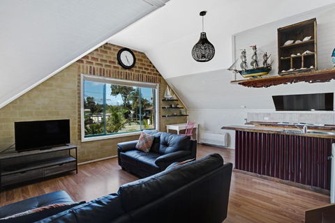 Salt Wood Cabin Style Retreat - New Castle Holiday 3