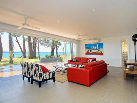 Ebb & Flow At Corlette - New Castle Holiday 4