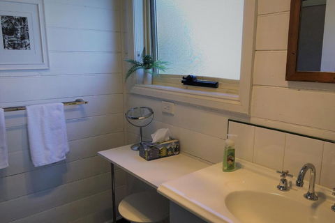 BURGESS COTTAGE King Bed For Couples - New Castle Holiday 3