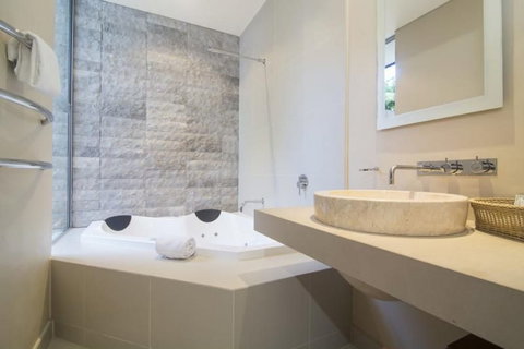 Niramaya Port Douglas 3 And 4 Bedroom Villas - New Castle Holiday 7