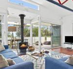 The Boathouse comfortable beachfront home - New Castle Holiday