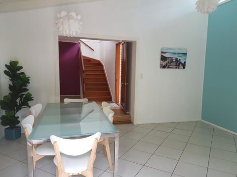15 Larapinta Court Family Home With Swimming Pool In A Quiet Street & Central Location Close To CBD - New Castle Holiday 5