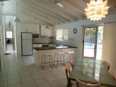 15 Larapinta Court Family Home With Swimming Pool In A Quiet Street & Central Location Close To CBD - New Castle Holiday 1