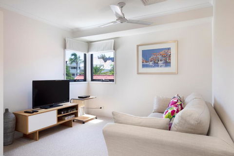 Wake Up To Ocean Views In Stylish Comfort - New Castle Holiday 3