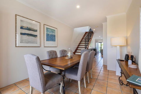 Wake Up To Ocean Views In Stylish Comfort - New Castle Holiday 2