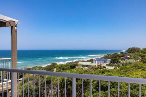Wake Up To Ocean Views In Stylish Comfort - New Castle Holiday 0