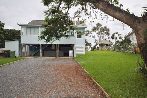 Golden Sands At Beachmere - New Castle Holiday 1