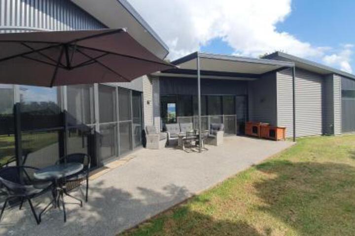 Mudgegonga VIC New Castle Holiday