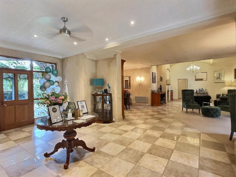 Twelve On Albert - New Castle Holiday 5