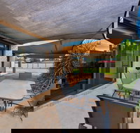 Bundalong on Clarke St - New Castle Holiday