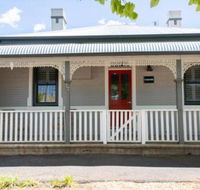 Red Door Cottage of Orange Heritage Home - New Castle Holiday
