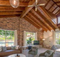 Luxurious Home on 5 Acres Close to CBD Sleeps 18 - New Castle Holiday