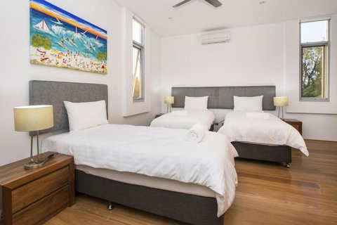 Cinque - New Castle Holiday 6