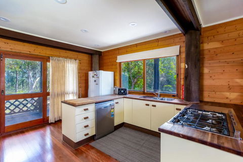 41 Carlo Circle Rainbow Beach Huge Beach House With Room For Everyone - New Castle Holiday 3