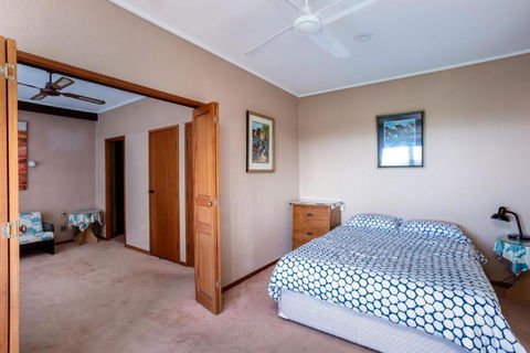 41 Carlo Circle Rainbow Beach Huge Beach House With Room For Everyone - New Castle Holiday 1