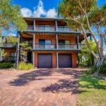 41 Carlo Circle Rainbow Beach Huge Beach House With Room For Everyone - New Castle Holiday 0