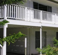 Wonky Pine Beach House NARRWALLEE 4 bedroom - New Castle Holiday