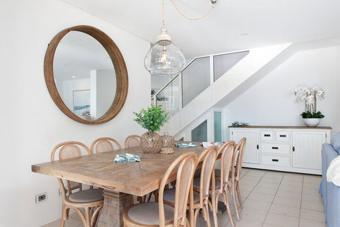 Arabella Stylish Seaside Sanctuary With Views - New Castle Holiday 3