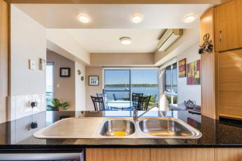 Riverview Apartments 2.1 - New Castle Holiday 7