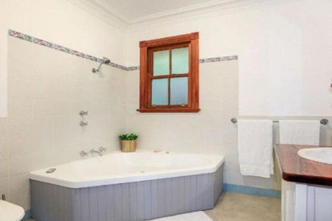 Treetops Elegant Inviting Designer Cedar Home - New Castle Holiday 4