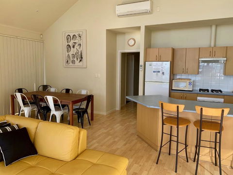 Sheoak Holiday Home - New Castle Holiday 5